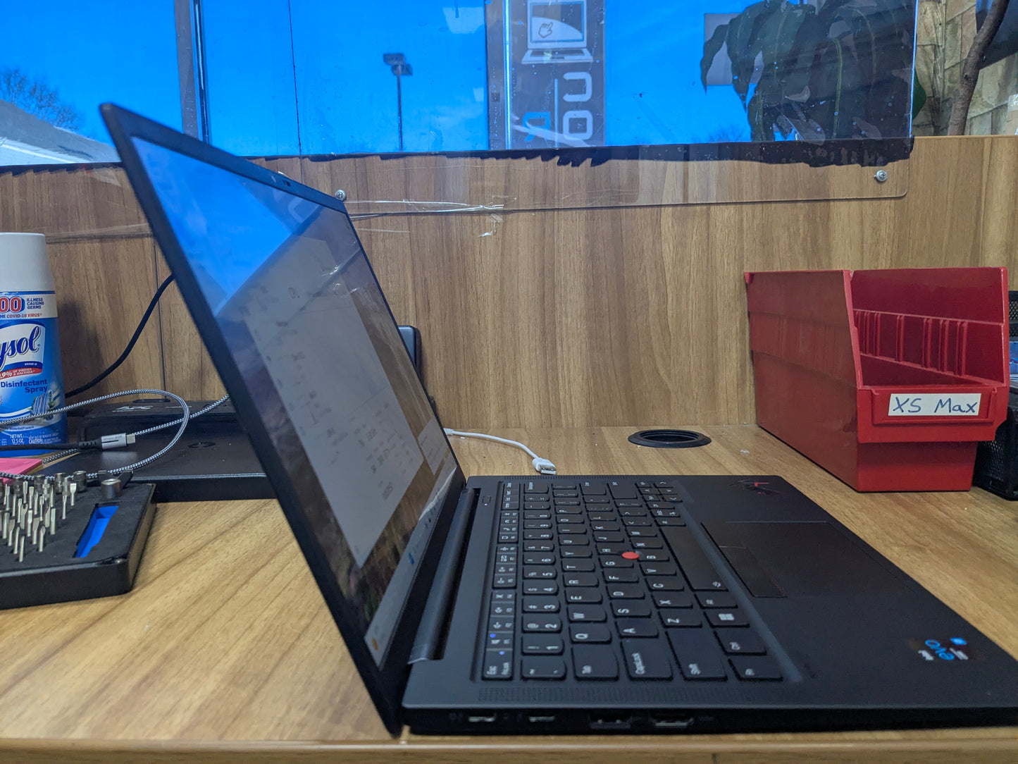 Lenovo ThinkPad X1 Carbon Gen 9 - i7-1165G7
